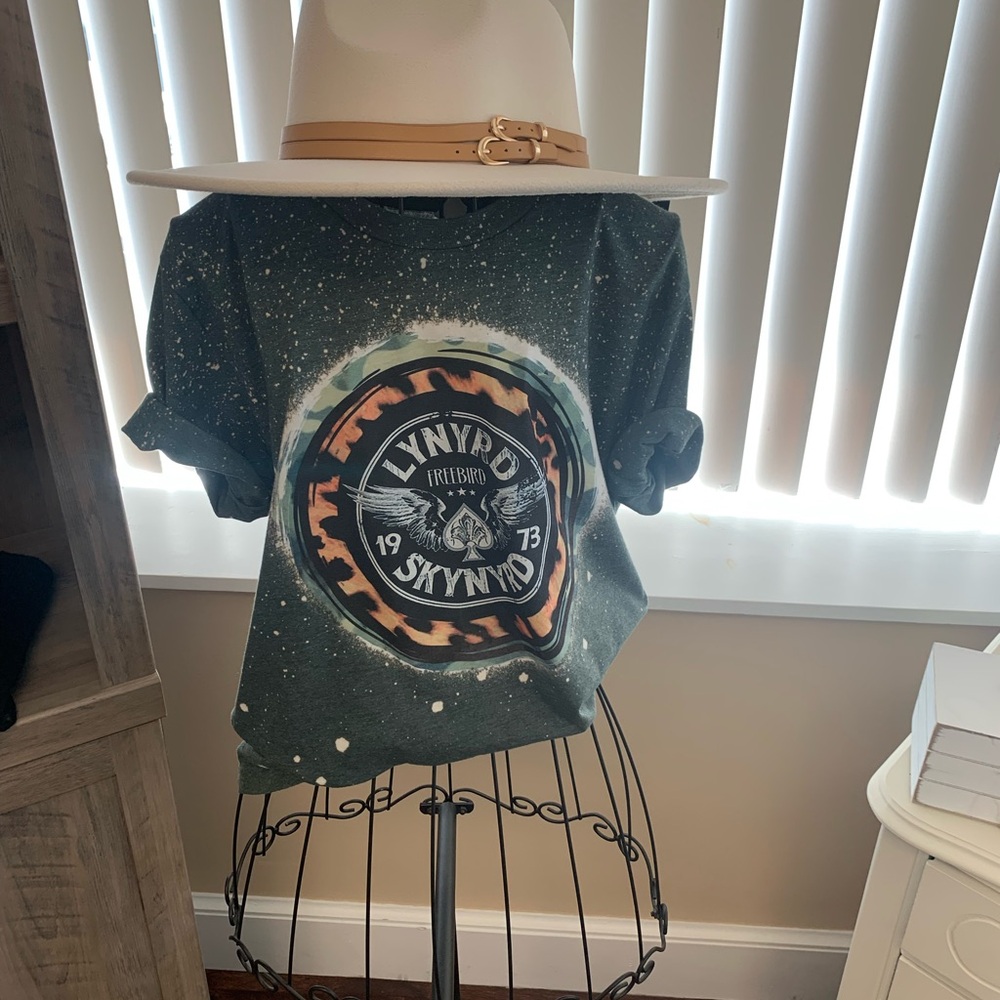 Leonard skynard band tee. Have a small and medium